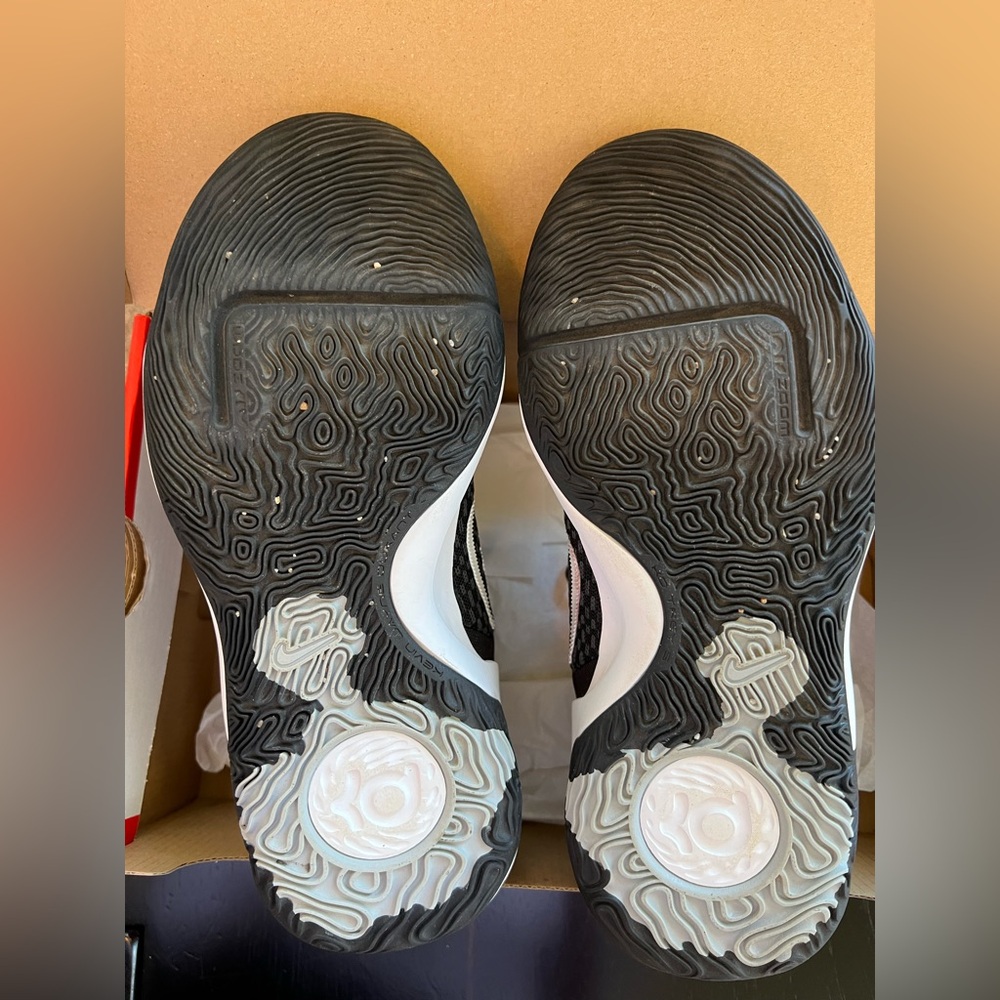 Nike Black and White Athletic Sneakers - Picture 4 of 7